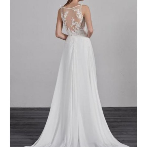 Escala Pronovias Gown - Picture 2 of 7